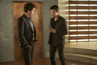 Salvation – Nachdem Darius (Santiago Cabrera, l.) für sein Projekt nur die Hälfte des geforderten Geldes von Harris (Ian Anthony Dale, r.) und der Regierung erhalten hat, will er auf anderem Weg das Geld auftreiben. Unterdessen soll Liam Forschungsergebnisse seines verschollenen Professors aufspüren und macht eine erstaunliche Entdeckung ...