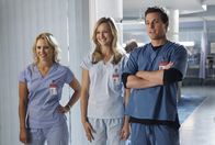 Scrubs - Die Anfänger – Sollen Gespräche mit sterbenden Patienten führen und sich dabei gegenseitig unterstützen: Drew (Michael Mosley, r.), Maya (Nicky Whelan, l.) und Lucy (Kerry Bishe, M.) ...