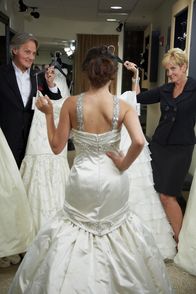 Mein perfektes Hochzeitskleid! - Atlanta – Ist die Kundin zufrieden, sind es Monte Durham (l.) und Lori Allen (r.) auch ...