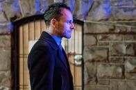 Elementary – Holmes (Jonny Lee Miller) hofft, dass ein Besuch bei Moriarty im Gefängnis ihm Aufschluss für seine Ermittlungen bringen wird ...