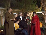 Speechless – (v.l.n.r.) Kenneth (Cedric Yarbrough); Dylan DiMeo (Kyla Kenedy); JJ DiMeo (Micah Fowler); Jimmy DiMeo (John Ross Bowie); Maya DiMeo (Minnie Driver); Ray DiMeo (Mason Cook)