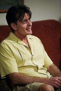 Two and a Half Men – Beim Versuch, seine Ex-Freundin Mia zurückzubekommen, wird Charlie (Charlie Sheen) von ihrem Verlobten zusammengeschlagen ...