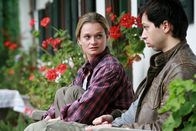 Die Rosenheim-Cops – Einer von ihnen ist ein Mörder, das denken jedenfalls die beiden Vorbestraften Petra Schulz (Natalie Spinell) und Michael Lachner (Tom Lass).