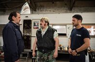 WaPo Duisburg – Jäger (Markus John, l.) und Frank (Niklas Osterloh, r.) sprechen mit Stefan Maus (Nikolai Will, M.).