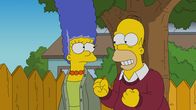 Die Simpsons – Marge (l.); Homer (r.)