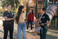 The Rookie – Nach der Verhaftung des Influencers Tulsa Braden richtet sich der Zorn seiner Fangemeinschaft zunehmend gegen die Polizei. Besonders Mia und Aggie zeigen sich von den polizeilichen Maßnahmen alles andere als begeistert. Von links: Officer Lucy Chen (Melissa O'Neil), Mia (Galilea La Salvia), Officer Angela Lopez (Alyssa Diaz) mit Kind (Komparse) und Celina Juarez (Lisseth Chavez)