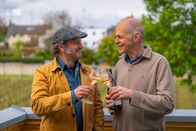 freizeit – Mit Rosé-Sekt von Volker Raumland (rechts) stößt der Schmidt Max an.