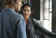 MacGyver – Angus MacGyver (Lucas Till, l.); Riley Davis (Tristin Mays, r.)