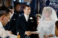 Die Pariserin – Nach einem von Brigitte (Brigitte Bardot, re.) inszenierten Skandal zwingt sie Michel (Henri Vidal, Mi.) zur Heirat.