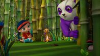 Wissper – Wissper und Erdmännchen Monty freuen sich, dass Panda Dan zurückgekommen ist.