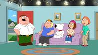 Family Guy – Obwohl er gefeuert wurde, platzt Peter (l.) plötzlich in die Aufzeichnung der Serie. Möchte er sich endlich für sein unmögliches Verhalten am Set entschuldigen?