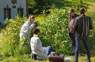 Watzmann ermittelt – Gustl Herzog, der Souvenirkönig von Berchtesgaden, wird erstochen aufgefunden. Beissl (Andreas Giebel, 2.v.r.), Jerry (Peter Marton, r.) und die "Spusi" (Komparserie) untersuchen den Tatort.
