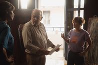 Deadly Tropics – Mélissa (Sonia Rolland, l.), Gaëlle (Béatrice de la Boulaye, r.) und Alain (Stéphan Wojtowicz, M.) versuchen, anhand der Gemälde des einzigen überlebenden Opfers Rückschlüsse auf die Identität des Serienmörders zu ziehen.