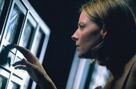 Panic Room – Als sie nachts Geräusche hört, kontrolliert Meg (Jodie Foster) das Haus über die Bildschirme. Da bemerkt sie, dass sie und ihre Tochter offensichtlich nicht allein in dem Gebäude sind ...