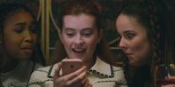 Spellbound - Verzaubert in Paris – Lola (Gomolemo Kitso Tsagae, l.) und Amy (Imogen Mackie Walker, l.) machen große Augen, wer Mia (Abigail O'Regan, M.) da geschrieben hat.