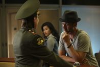 Scorpion – Toby (Eddie Kaye Thomas, r.) versucht mit seinem Charme an wichtige Informationen zu kommen, um einen russischen Satelliten daran zu hindern, in Südkalifornien abzustürzen ...