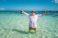 Die Inselärztin – Horst (Armin Rohhde) lässt es sich im Urlaub gutgehen.; ARD Degeto DIE INSELÄRZTIN - DAS RÄTSEL Uhr im ERSTEN. Horst (Armin Rohhde) lässt es sich im Urlaub gutgehen.