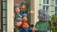 Paddingtons Abenteuer – L-R: Mrs. Brown, Jonathan Brown, Mr. Brown, Judy Brown, Paddington, Mrs. Bird