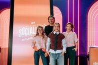 Neo Social Club – Von links: Florentine Osche, Yorick Thiede, Laura Larsson und Jeannine Michaelsen - Gemeinsam stehen sie im Studio der ZDFneo-Gameshow "Neo Social Club".