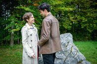 Sturm der Liebe – Leander (Marcel Zuschlag, r.) lässt sich dazu hinreißen, Eleni (Dorothée Neff, l.) zu küssen.