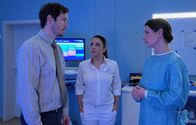 In aller Freundschaft – Dr. Maria Weber (Annett Renneberg, re.) und Oberschwester Arzu (Arzu Bazman, mi.) müssen Jonas Holzer (Stefan Murr, li.) sagen, dass seine Frau nach der Geburt ihrer Drillinge eine Fruchtwasserembolie hat. Trotz intensivmedizinischer Maßnahmen ist die Prognose schlecht.