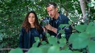 SOKO Leipzig – Kim Nowak (Amy Mußul) und Moritz Brenner (Johannes Hendrik Langer) stehen mit einer Kamera im Gebüsch, um einen Verdächtigen zu observieren.