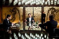 Inception – Gemeinsam versuchen die beiden Traum-Sharer Arthur (Joseph Gordon-Levitt, l.) und Cobb (Leonardo DiCaprio, r.), wichtige Informationen aus dem Unterbewusstsein des japanischen Unternehmers Saito (Ken Watanabe, M.) zu entnehmen. Als der Plan schief geht, nutzt der Geschäftsmann dies, um die beiden Diebe für seine Zwecke zu erpressen ...