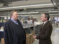 Der Dicke – Gregor Ehrenberg (Dieter Pfaff, l.) stellt Wilhelm Hagen (Rudolf Kowalski, r.) zur Rede.