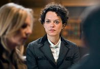 Der Winzerkönig – Bei der Testamentseröffnung: Claudia Plattner (Susanne Michel, links) und ihre Halbschwester Sarah Richards (Dorothee Hartinger).