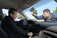 Der Staatsanwalt – Viktor Lukov (Marc Fischer, l.) versucht zu entkommen, doch Oberkommissar Max Fischer (Max Hemmersdorfer, r.) zwingt ihn zu halten.