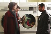 Castle – Die Leiche der Nanny Sara Manning (Mandy Kowalski, 2.v.r.) befindet sich noch immer im Wäschetrockner. Kate (Stana Katic, l.), Kevin (Seamus Dever, 2.v.l.) und Javier (Jon Huertas, r.) gehen auf Spurensuche.