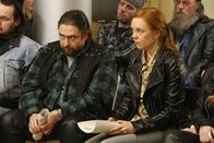 Danni Lowinski – Danni ist frustriert, als sie erfährt, dass Rosa (Dagmar Leesch, r.) und ihr Bruder Micha (Alexander Hörbe, M.), ihren Fall an Oliver und seine große einflussreiche Kanzlei übertragen haben.