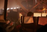 Mayday - Alarm im Cockpit – REENACTMENT - Nach der Bruchlandung von Garuda-Flug 200 in Yogyakarta, Indonesien, baumeln gebrochene Deckenverstrebungen und Sauerstoffmasken über den Passagieren.