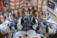 The Big Bang Theory – (v.li.) Simon Helberg (Howard Wolowitz), Pasha D. Lychnikoff (Dimitri), Michael J. Massimino (Michael).