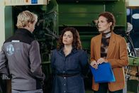 Der Bergdoktor – Lilli Gruber (Ronja Forcher, M.) und Caro Pflüger (Barbara Lanz, r.) warten gespannt auf den Bericht von Xaver Hofinger (David Ali Rashed, l.). Sind die gekauften landwirtschaftlichen Fahrzeuge in einwandfreiem Zustand?