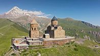 Im Flug über Georgien – Die eindrucksvolle Dreifaltigkeitskirche von Gergeti stammt aus dem 14. Jahrhundert.