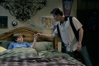 Two and a Half Men – Gehen einen Deal ein: Charlie (Charlie Sheen, r.) und Jake (Angus T. Jones, l.) ...