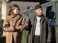 The Mechanik – Nick und William (Ben Cross, r.) haben es geschafft: Julia (Olivia Lee, l.) ist frei!
