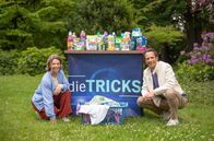 Die Tricks ... – In „Die Tricks mit Waschmittel, Weichspüler und Co.“ finden Anna Planken und Jo Hiller: Nicht alles, was duftet, reinigt auch. Und nicht alles, was glänzt, ist gut für Gesundheit oder Umwelt.
