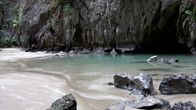 Phuket & Co. - Thailands sonnige Inselwelten – Versteckt in den Bergen der Insel Ko Mookliegt eine kleine Lagune. Sie ist nur bei Ebbe und durch einen Tunnel erreichbar.