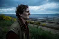 Tatort – Konrad Baumann (Jörn Hentschel) steht an der Abbruchkante.