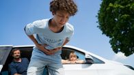Edvard – Edvard (Levi Kazmaier) muss sich nach der Autofahrt mit seinen Eltern (Joachim Birzele, Sonja Welter) auf einem Parkplatz übergeben.