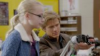 MacGyver – Die hochintelligente Schülerin Valerie Larson (Amiah Miller, l.) fachsimpelt mit MacGyver (Lucas Till, r.) über Chemie und Physik, als pötzlich fünf Männer den Klassenraum stürmen und Valerie entführen. Was haben sie mit dem Mädchen vor? Und können Mac und sein Team Valerie finden?