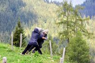 Watzmann ermittelt – Ein Unbekannter (Komparse, l.) versucht den Bauer Josef Lahner (Franz Buchrieser, r.) in eine Schlucht zu stürzen.