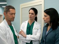 In aller Freundschaft – Dr. Kaminski (Udo Schenk, links) trifft in der Klinik auf Andrea Wollenberg (Stefanie Höner, rechts). Andrea ist die Frau seines Patienten und noch dazu Urologin, also eine Kollegin Kaminskis. Dr. Elena Eichhorn (Cheryl Shepard) fällt der harsche Ton zwischen beiden auf. Doch als sie erfährt, dass Andrea während ihrer Facharztausbildung mit Kaminski zu tun hatte, ahnt sie, woher dieser Hass kommt.