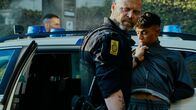 Shorta - Das Gesetz der Straße – Polizeiliche Willkür: Der Streifenpolizist Andersen (Jacob Hauberg Lohmann, li.) fasst den Jugendlichen Amos Al-Shami (Tarek Zayat) hart an.