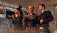 Minority Report – Im Zentrum des Hightech-Systems: Die Ermittler John Anderton (Tom Cruise, l.) und Fletcher (Neal McDonough, M.) zeigen Danny Witwer (Colin Farrell, r.) die Visionen künftiger Verbrechen. Doch was, wenn das System täuscht – und sich die Zukunft ändert?