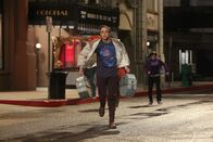 The Big Bang Theory – Als Sheldon (Jim Parsons, vorne) erfährt, dass es keine Karte mehr für die neue Version des Indiana Jones-Films "Jäger des verlorenen Schatzes" gibt, ist er außer sich und nicht mehr aufzuhalten ...