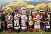 Die Farben Chinas – Rot und das Feuer sind in China miteinander verbunden. Zum Feuerfest der Yi gehört ein Schönheitswettbewerb in traditioneller Kleidung.
