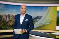 Servus um 2 – Alexander Schweitzer posiert für ein Foto